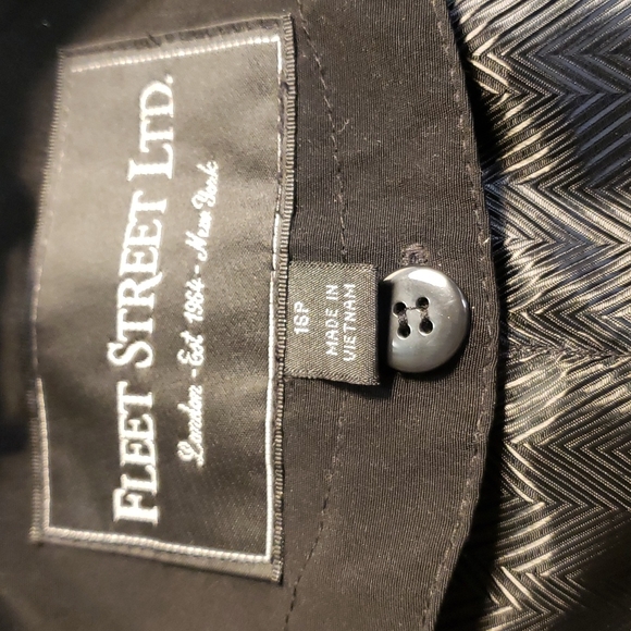 16P Fleet street black trench coat.  D34 - Picture 8 of 15